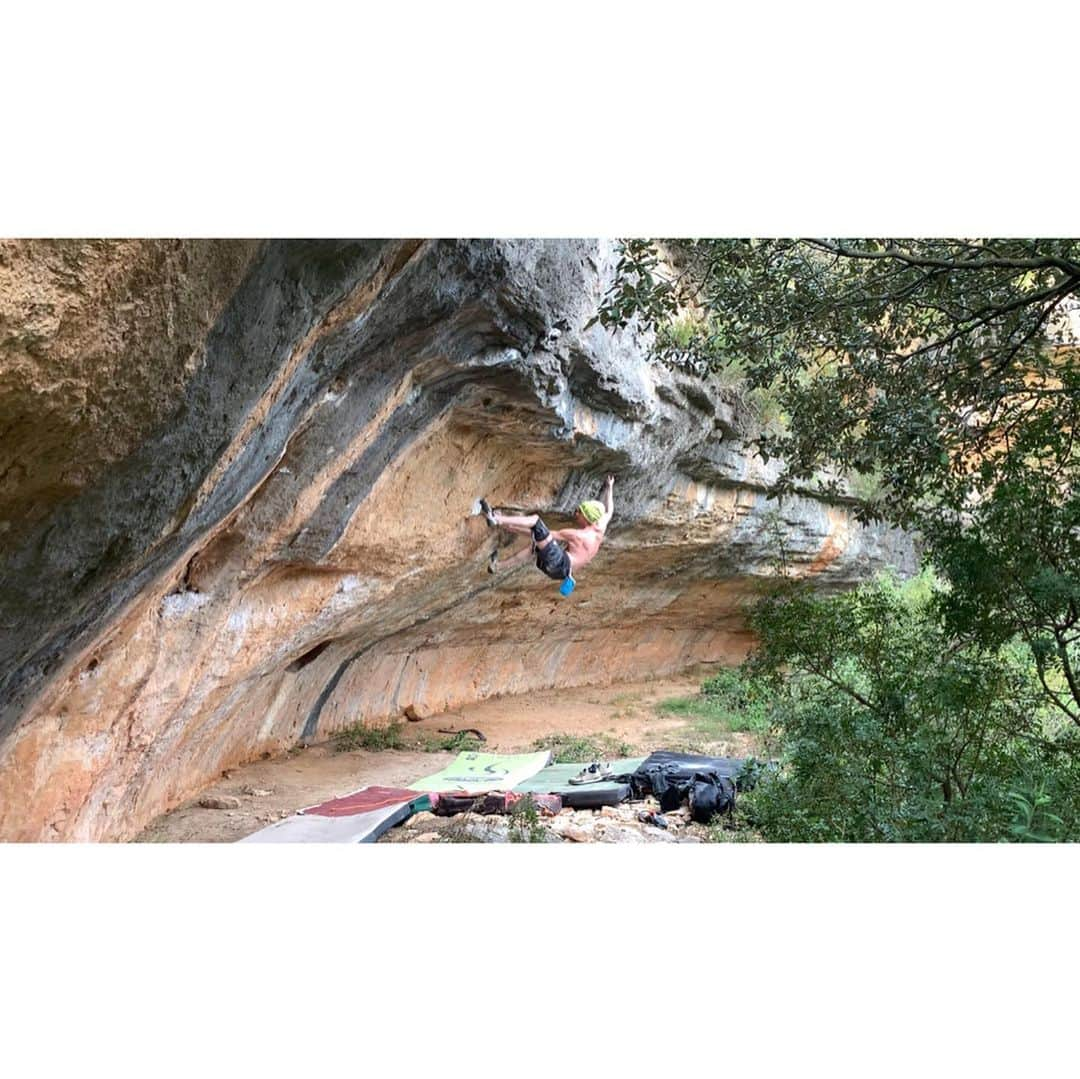 デイブ・グラハムさんのインスタグラム写真 - (デイブ・グラハムInstagram)「Feeling super grateful we have the opportunity to start climbing on the rock again here in Siurana 🙌🏻 We entered Phase One in our province of Tarragona on May 9th which allows us to climb with family members near our village 🥳 We already managed to get some quality days back out at the crags and try all our projects again 😀 I admit the first sessions were absolutely brutal 🤣 It’s not easy to apply to all the strength gained from the training we did or feel the same flow on stone as before, and the summer-like conditions (tons of rain 🤯 and temperatures between 20-30c) are a huge change from what we experienced in March, which means lots of new beta and new crag hours, but overall things actually feel more attainable than before the confinement 😀 All the hard work paid off 😅 Hopefully we can get some dry windy days and still accomplish what we came here to do this winter 🤪 It looks like we will be spending the summer here in EU, which is a huge change in plans from our annual Rocklands expedition, but I’m excited to push myself more on routes over the next few months and make the most of this ever evolving situation. I’d love to go back and finish the boulder in these photos though 🤨 Bhai Po [8b+] by @betoboulder is a left entrance to Bhai Bon, a boulder I made the FA of in 2003 😳🤟!! @alizee_dufraisse is looking closer than ever on La Rambla and I can still match my highpoint on La Capella, so with a little luck and a lot of west wind the dream lives on 💫 Stay safe, healthy, and positive everyone ✊ We have to be constructive and creative with whatever opportunities we have at this time, and supportive of those who may not be so fortunate 😔 @adidas @adidasterrex @fiveten_official @petzl_official @climb_up_officiel @frictionlabs @tensionclimbing @sendclimbing @climbskinspain」5月16日 23時51分 - dave_graham_