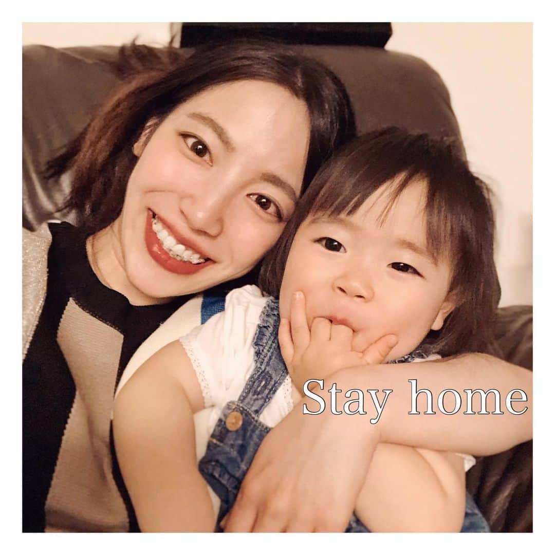 mamamizu.32のインスタグラム：「#stayhome﻿ ﻿ ﻿ ﻿ みなさんげんきですかー♥️﻿ ﻿ ﻿ ﻿ インドア派なんて言えたもんじゃなかった私が﻿ 人と会わなくなってもはやこれに慣れて﻿ 心地よくなってきてしまった私がおります←﻿ 無っていいな〜向き合う時間増えていいな〜﻿ なんて捉えてるからなのでしょーか。ヨイコト﻿ 自粛ぼけといいますか、期間後も家にいそうな﻿ 予感はしております。。。。。😎﻿ ﻿ ﻿ 写真はもちろんビューティープラスで﻿ 化粧だのなんだの少し加工しました。w﻿ ゆっちゃんはそのまま✌🏻✌🏻✌🏻✌🏻✌🏻✌🏻﻿ ﻿ ﻿ ﻿ ネット上のみで繋がってる人間関係も﻿ 多いですが、私はベビーたちの成長を見守り、﻿ 一緒に成長を見ることが最近のひそかな幸せです！﻿ いつか生でお会いしたいなぁ。。。。。﻿ ﻿ ﻿ ﻿ いつもママさんお疲れ様です🙇‍♀️﻿ もちろんパパさんもお疲れ様です🙇‍♀️﻿ #コロナに負けるな﻿ ﻿ ﻿ ﻿ ﻿ ﻿ ﻿  #ベビライフ#ままべび#rainbowmamababy#スマイル育児#たまひよベストショット#親バカ部ig_baby#コノビー#ママカメラ#子育てぐらむ#ベビフル#コドモノ #fammカメラ部#ママリ#ママタス#ハピベビ#ままのて#uptoyoume#コドモノ代弁#イットママ#キズナ#コズレ#fammカメラ部#赤ちゃんのいる生活#赤ちゃんのいる暮らし#赤ちゃんとの暮らし#1歳#女の子ママ#東京ママ ﻿」