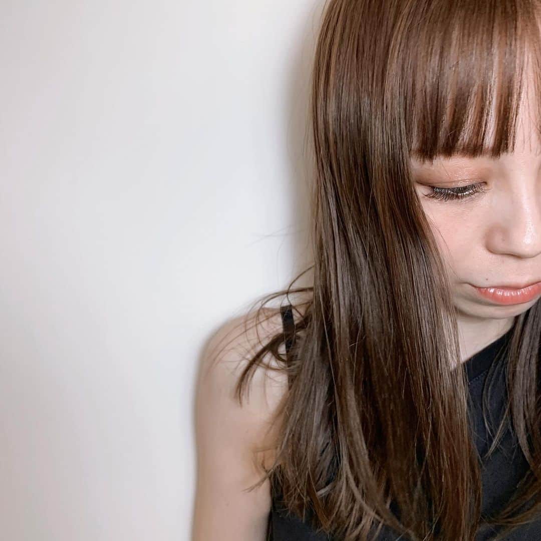 澤辺美香さんのインスタグラム写真 - (澤辺美香Instagram)「結局パツンとカット✂️するのが昔から好きみたいです♡  髪型、雰囲気に合わせていつも @emimimuuu  @lilou.eye  にマツエクを♡ #ぱっつん前髪 #パッツン前髪」5月17日 0時02分 - mikasawabe