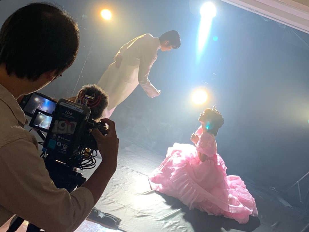 瀧本美織のインスタグラム：「岐洲君とのインスタライブ、24時間限定で投稿しましたが、たくさんのコメントありがとうございます😆✨せっかくコメントしてくれたのに消えてしまってごめんなさい😣 てんやわんやしてしまい、終始不慣れなインスタライブでしたが、皆さんに助けられ、とっても楽しい時間を過ごすことができました😆💛みんな、岐洲君、本当にありがとうございました！また機会があれば遊びに来てくださいね☺️ .  I posted an Instagram live with Mr. Kizu for 24 hours only, thank you for many comments 😆 ✨ Sorry for the comment disappearing 😣  Although it was an unfamiliar Instagram live from beginning to end, I was able to have a great time with the help of everyone 😆💛 Thank you very much, everyone and Mr. Kizu!  If you have the opportunity again, please come and visit us ☺️ .  我只发布了一个视频24小时，感谢您的许多评论😆✨ 很抱歉发表评论但消失了😣 从头到尾都是一个陌生的Instagram直播，但是在所有人的帮助下，我也度过了一段愉快的时光😆💛谢谢大家！ 如果有机会，请过来看看我们☺️ .  #運命から始まる恋  #命中注定我爱你  #fod  #フジテレビ  #ドラマ」