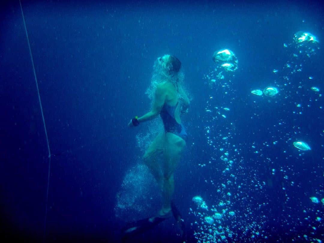 CarolineWozniackiさんのインスタグラム写真 - (CarolineWozniackiInstagram)「Throwback to the time I learned how to free-dive in the Indian Ocean! In this picture I am probably around 10 meter (32ish feet) below the surface!🌊」5月17日 0時23分 - carowozniacki