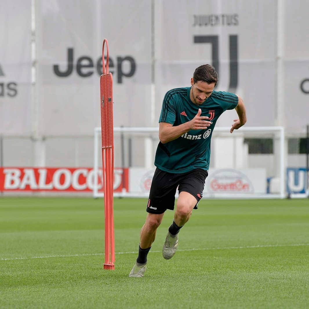 ユヴェントスFCさんのインスタグラム写真 - (ユヴェントスFCInstagram)「Saturday session 💪⚪⚫ #FinoAllaFine #ForzaJuve」5月17日 0時31分 - juventus