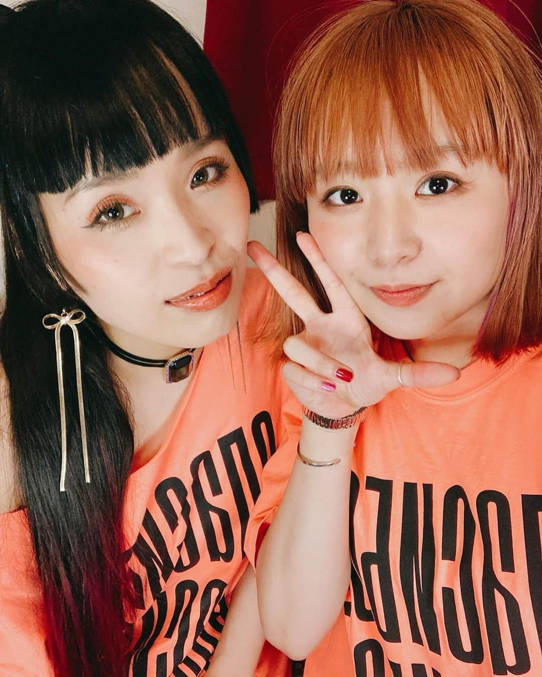 小春のインスタグラム：「配信トラブルごめんなさいな。と、思うと配信がすぐできるInstagramがあってよかった…  さて5周年ですか…時の流れについてゆけません。ファンクラブに入国してくださっておる皆様本当にありがとう🏰イェイイェイのイェイ  写真はキメッキメですが体力ドッカリ使えたので今日はグッスリできそうですわ  配信の動画見返して思った…やっぱ肥えた…よな…明日から食生活考えるかな…コロナメニューでいかないと活動再開したときドスコイ姉妹乞うご期待🍚はわわのわ。」