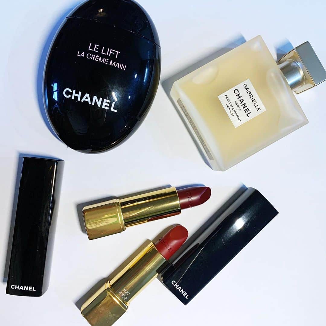飯島望未のインスタグラム：「I put on dress and makeup just to watch Netflix.  Love these colors💄 ROUGE ALLURE CAMÉLIA #627 #637  @chanel.beauty  ルージュアリュールカメリアの 627番と637番が最近のお気に入り。 ヘアミストはパフュームと一緒につけるのもいいけれど ヘアミストだけでもふわって香るからいい感じに。」
