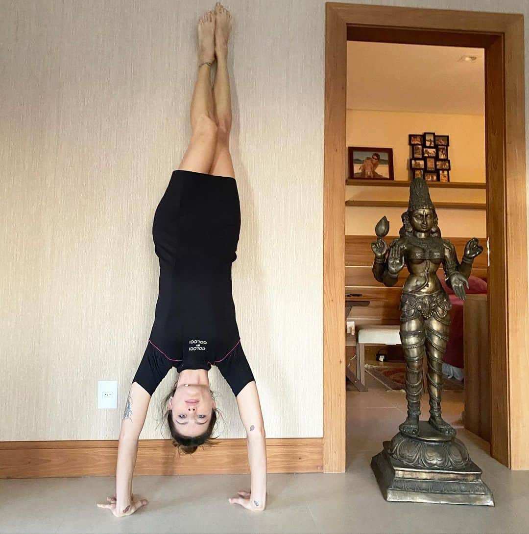 イザベリ・フォンタナさんのインスタグラム写真 - (イザベリ・フォンタナInstagram)「Bora malhar hj ?! Shall we workout today ? 🧘🏽‍♀️ pls share what have you been doing on this endless quarantine ❗️ - Compartilha aqui oq vc vem praticando nessa quarentena que não se acaba mais ❗️」5月17日 0時37分 - isabelifontana