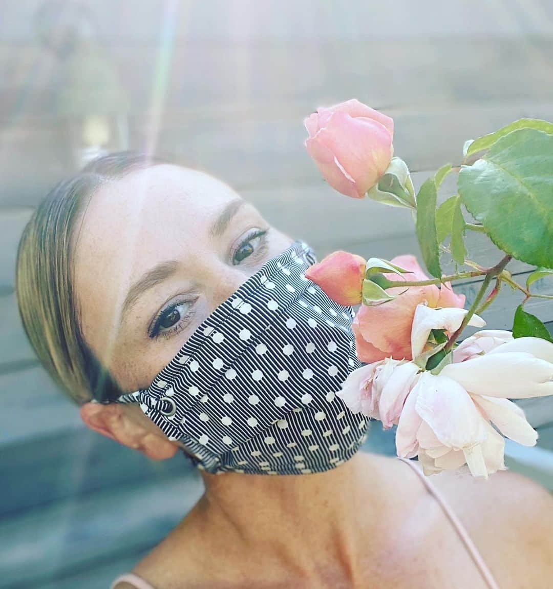 キャメロン・リチャードソンのインスタグラム：「I’m still smelling the roses and finding ways to stay positive.  @flynnskye is selling masks over at @onelovemalibu.  Percentage of proceeds goes to no kid hungry ❤️.」
