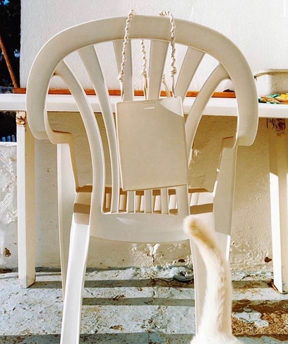 エステルデヴェのインスタグラム：「Another weekend spent daydreaming about going on holidays.. Milos, Greece, 2020 photo: @chris.rhodes for @jilsander」