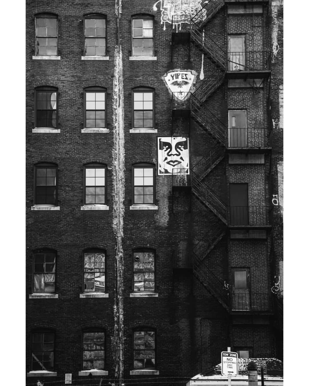 Shepard Faireyのインスタグラム：「The medium is the message.⁠ Photo: @Jonathanfurlong⁠ #obey #obeygiant #shepardfairey」