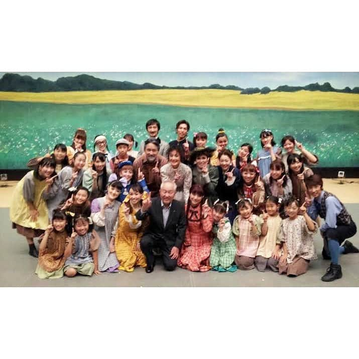 野田久美子さんのインスタグラム写真 - (野田久美子Instagram)「. ♡思い出TIME♡ . TOURSミュージカル 『赤毛のアン』 ★ダイアナバリー役★ . エステー株式会社さん主催のミュージカル。 私の演じたダイアナは、酔っぱらうシーンの稽古の時に、居酒屋が見えた！と爆笑されたのを鮮明に覚えています(笑) 座長の島谷ひとみちゃんは、稽古場でも舞台上でも本当に明るくて！！ カンパニーはひとみちゃんのパワーで活気が凄かった！！ ツアー中のご飯も美味し楽し！(笑) 最高に楽しい現場でした！！ . . #思い出#野田久美子#女優#ホリプロ#ホリプロ・ブッキング・エージェンシー#ミュージカル#阿波踊り#徳島#出身#笑うことが好き#お家時間#エステー#赤毛のアン#島谷ひとみ#ダイアナ#actress#musical#follow#instagood# instagood」5月17日 1時04分 - noda_kumiko