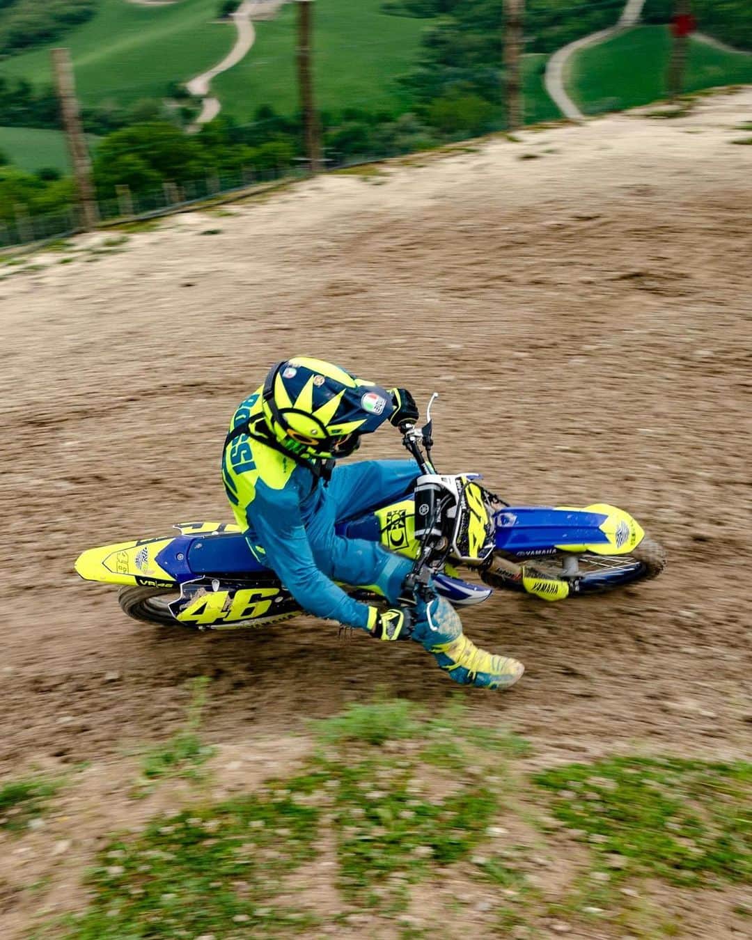 バレンティーノ・ロッシのインスタグラム：「Great day of training at the “Crossodromo la Ginestra” in Fermignano with the @vr46ridersacademyofficial  Thanks to Michi and to all the staff of the motoclub @fermignanese the track was Sick! 📸 @camilss」