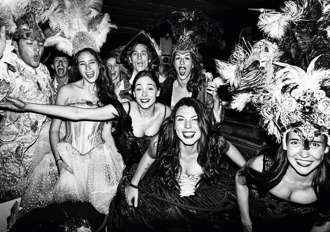 のインスタグラム：「It is always amazing to find sisters of a similar age, as the magic they each have seems multiplied. The Arrivabene girls, daughters to Gigi and Bianca, are what you might say are ‘a bomb’. They explode with such great energy that you are always left with the feeling of wanting more. They know Venice inside out which adds even more magic because the city is full of things to discover and they hold the key to it. Family is everything in Italy and this family is as good as they get.⁣⁣⁣ -⁣⁣⁣ È sempre magnifico trovare sorelle di etá vicina tra loro, così che la magia di ciascuna sembra moltiplicarsi. Le ragazze Arrivabene, figlie di Gigi e Bianca, sono quello che può essere definito una "bomba". Esplodono con una tale energia da lasciarti con la sensazione di non averne mai abbastanza. Conoscono Venezia alla perfezione, il che le rende ancor più magiche perché la città è piena di cose da scoprire e loro hanno la chiave per entrarci. In italia la famiglia è tutto e questa famiglia è veramente bella come sembra. ⁣⁣⁣ -⁣⁣⁣ My new publication ‘Ciao’ is now available to purchase, click the link in bio. ⁣⁣⁣⁣⁣⁣ -⁣⁣⁣ #MarioTestino #Ciao #Italy #Venice #Taschen #2020⁣⁣⁣」