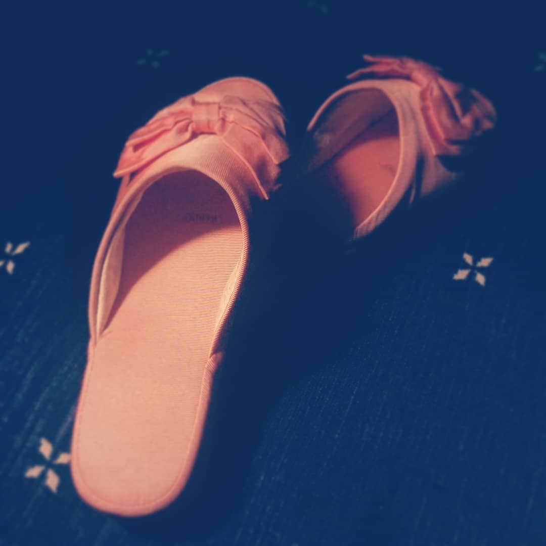 前田真里さんのインスタグラム写真 - (前田真里Instagram)「おうちart  #roomphoto #sunlight  #pink お気に入り #roomshoes #stayhome  #tokyocameraclub #リボン #光 #影」5月17日 1時50分 - maedamari