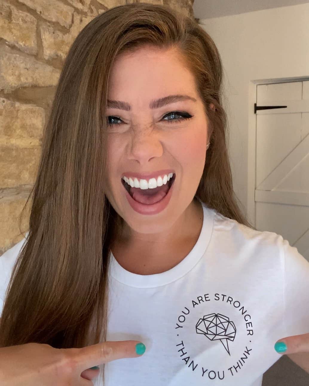ニッキー・サンダーソンのインスタグラム：「As someone who suffered with depression in my 20’s I am so proud to team up with @sizu_minds to be able to raise money for a fantastic cause!  Check out @sizu_minds and buy one of their awesome T-shirt’s to help raise money and awareness for all those who need support!  YOU ARE STRONGER THAN YOU THINK💜  #mentalhealthweek #mentalhealth #itsoktonotbeok #support #charity #tshirt #youarestrongerthanyouthink」