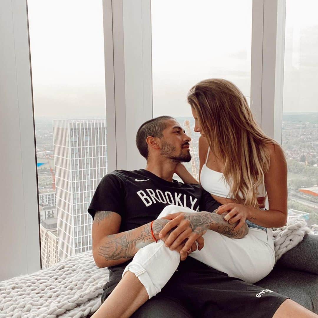 マヌエル・ランシニのインスタグラム：「Felices 2 años mi amor gracias por estar conmigo siempre. Cómo dice la canción “ tu eres lo que yo necesito” te amo ayer hoy y manaña ❤️😍」