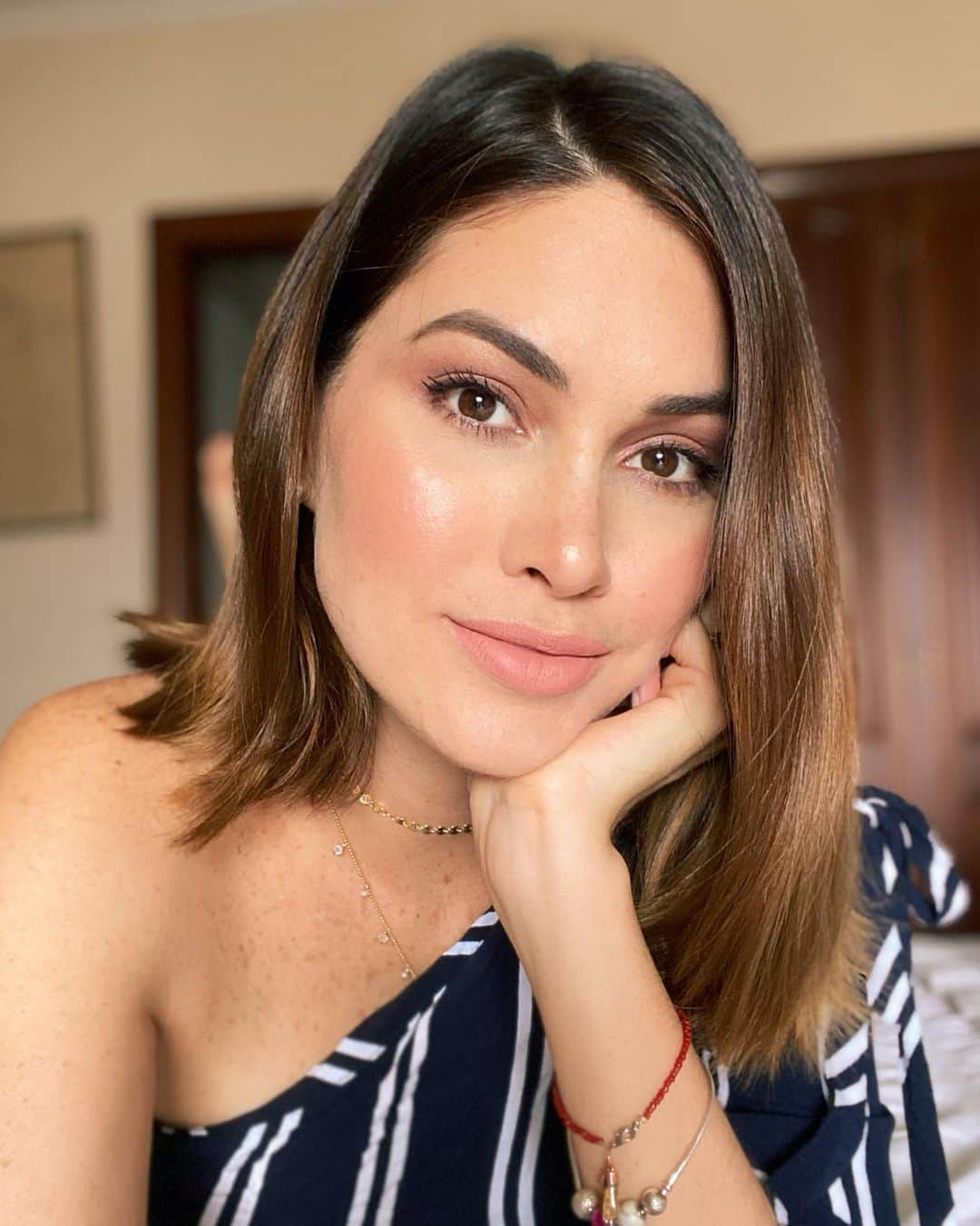 María Gabriela Isler Moralesさんのインスタグラム写真 - (María Gabriela Isler MoralesInstagram)「¡Hola mi gente linda! Espero que hayan tenido una semana súper productiva y positiva 💙. ⁣⁣ ⁣⁣ Se que tengo días pérdida y apareciendo de cuando en vez, pero quería contarles que es por buenas razones 😊. Y aunque no siempre les muestro lo que hago, porque pienso que puede aburrirles (mi vida corporativa no es para nada glamorosa 🤣), me siento muy orgullosa de mi, porque sé que estoy creando cosas bonitas para compartir con ustedes muy pronto. ⁣⁣ ⁣⁣ - ¡Estoy escribiendo mi primer libro 😱 y eso me tiene demasiado entusiasmada! Aquí voy a estar compartiendo mucho de mis historia de vida y mi de experiencia como Miss Venezuela, Miss Universo y profesional. Son muchas las cosas que he aprendido y quiero compartirlas todas con ustedes💥.⁣⁣ ⁣⁣ - También estoy tomando un curso online para tener nuevas herramientas y perspectivas en cuanto a este mundo digital y la nueva forma de comunicarnos por esta vía, especialmente por instagram 🤯. Hace mucho tiempo me aleje un poco de las redes (antes era súper conversadora y más activa por aquí) pero por temas personales y profesionales, puse en pausa un proyecto que amo con locura que se llama #ChooseYou / #ElígeteATi 💜. Mi corazón por mucho tiempo no se sintió en condiciones de dar o inspirar a otros, tuve que sanar muchas cosas, superar otras y soltar... Por lo que estoy trabajando en retomar este espacio y más aún en este momento donde tenemos que aprender a elegirnos y motivar a otros con nuestro ejemplo 🙌🏼. ⁣⁣ ⁣⁣ - Continuo con mi rol como Directora de Comunicaciones y Formación de @missvenezuela 💖. Que aunque no lo crean, replantear la formación y comunicaciones con esta coyuntura ha sido un reto que ha requerido mayores esfuerzos y acompañamiento. Sin embargo, me hace sumamente feliz hacerlo y ver crecer a 22 jóvenes maravillosas. También aprendo mucho de nuestro equipo de profesionales 🤗 ¡Son lo máximo! ⁣⁣ ⁣⁣ - Además de esto, dedico tiempo a mi esposo @albertoadft, llamo todos los días a mis sobrinos en #Suiza, mientras lucho con los cortes de luz de más de 4 horas diarias y el racionamiento de agua sin aviso 🙈.⁣⁣ ⁣⁣ - También debo decir que soy muy afortunada, porque esta cuarentena estoy en familia 🥰.」5月17日 2時11分 - gabrielaisler