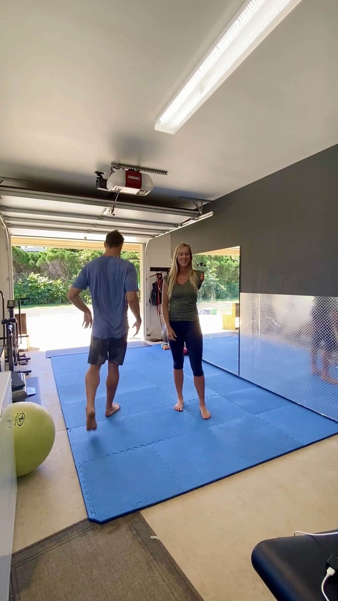 Bethany Hamiltonのインスタグラム：「Here is a fast 15 hustle workout for y'all! I wanted to stay consistent and keep putting some weekend workouts going for the dedicated yew!!! Today we are busy, so we pre filmed this yesterday! And don't mind my wipe out 🤪This is the sort of workout we'd do before travel or when I want to get then sweat on and heart pumping!!! ENJOY!!!」