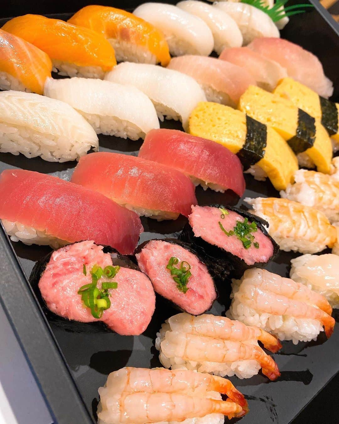道岡桃子さんのインスタグラム写真 - (道岡桃子Instagram)「みなさん起きていますか？ .  本日の夜食！ . 今日中に資料をまとめないといけないのだ… . いっぱい食べてがんばりまーす💪 . #寿司 #お寿司 #夜食 #sushi #大食い #stayhome」5月17日 2時19分 - momoko_ana