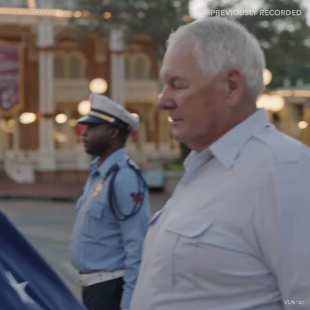 Walt Disney Worldのインスタグラム：「To those who serve and have served in the Armed Forces, we are so grateful for all you have done for us. We know there are thousands of stories like Master Sergeant Steve Warner’s and today we raise the flag high in your honor. Thank you from all of us at Disney Parks. #DisneyMagicMoments ✨」