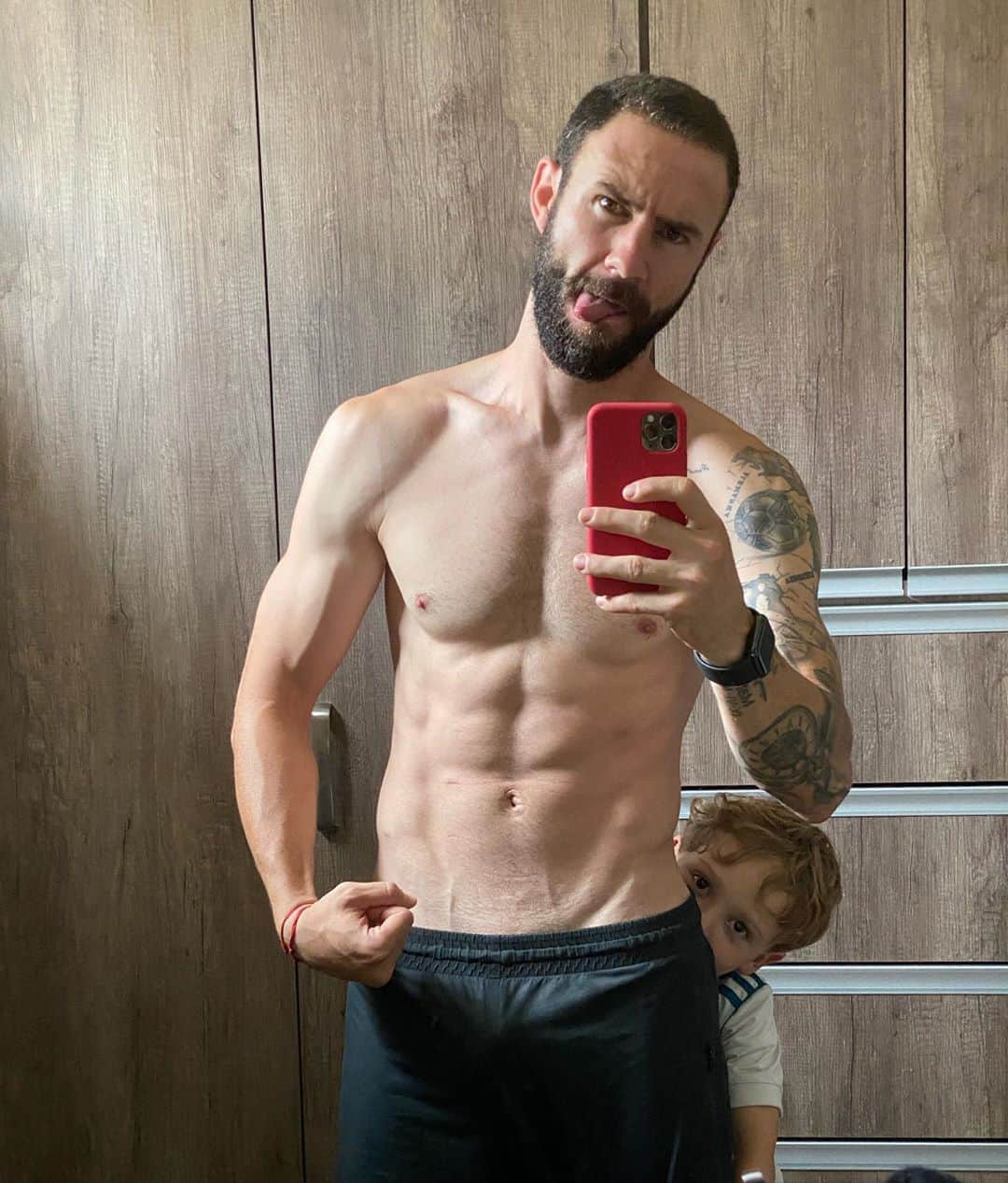 ミゲル・ラジュンのインスタグラム：「En proceso!! 🤙🏻🤪 . 🧔🏻👦🏼 . #soccer #fitness」