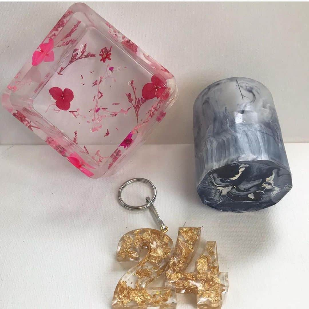 クリステン・リッターさんのインスタグラム写真 - (クリステン・リッターInstagram)「My talented and crafty baby sister is making cool resin jewelry and taking custom orders! Also - She Graduated from college this week! So proud of you sissy!!! Hit up her page for an order or a follow at @gems_by_bay !!」5月17日 2時49分 - therealkrystenritter