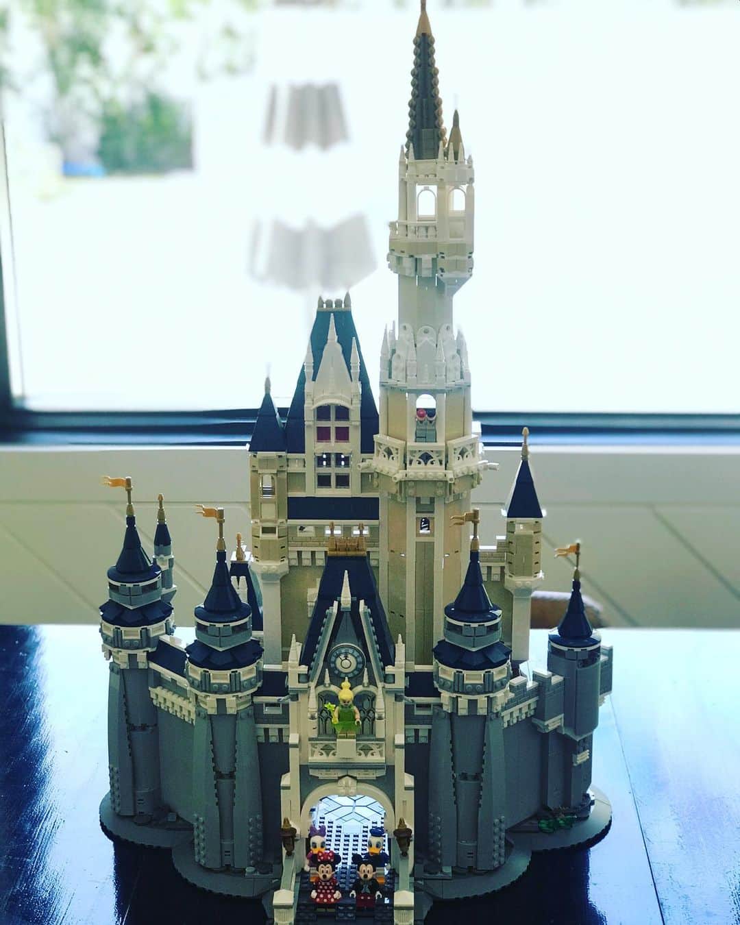 コリン・ハンクスのインスタグラム：「It is a MASSIVE UNDERSTATEMENT to say that it was incredibly therapeutic and meditative to be able to sit and build something with all the pieces provided and instructions to closely follow. Especially in these times we find ourselves in. I am now currently looking for my next fix/build. Suggestions welcome」