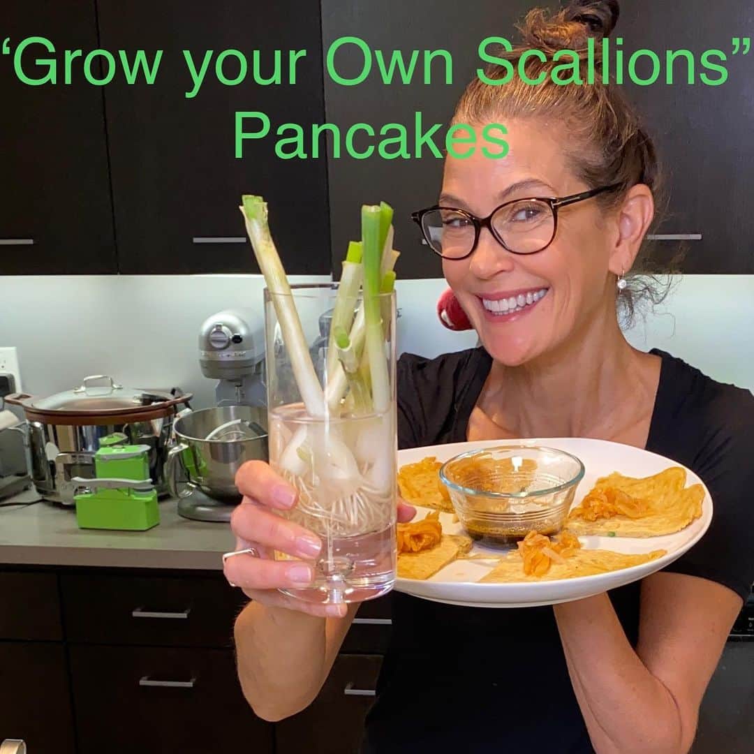 テリー・ハッチャーのインスタグラム：「Check out my new scallion pancake video. Link in bio. #glutenfree Plus #growyourown scallions! So easy. This is only 3 days of growth! The mild “onion” that keeps on giving 😂 every #kitchen should have one!」