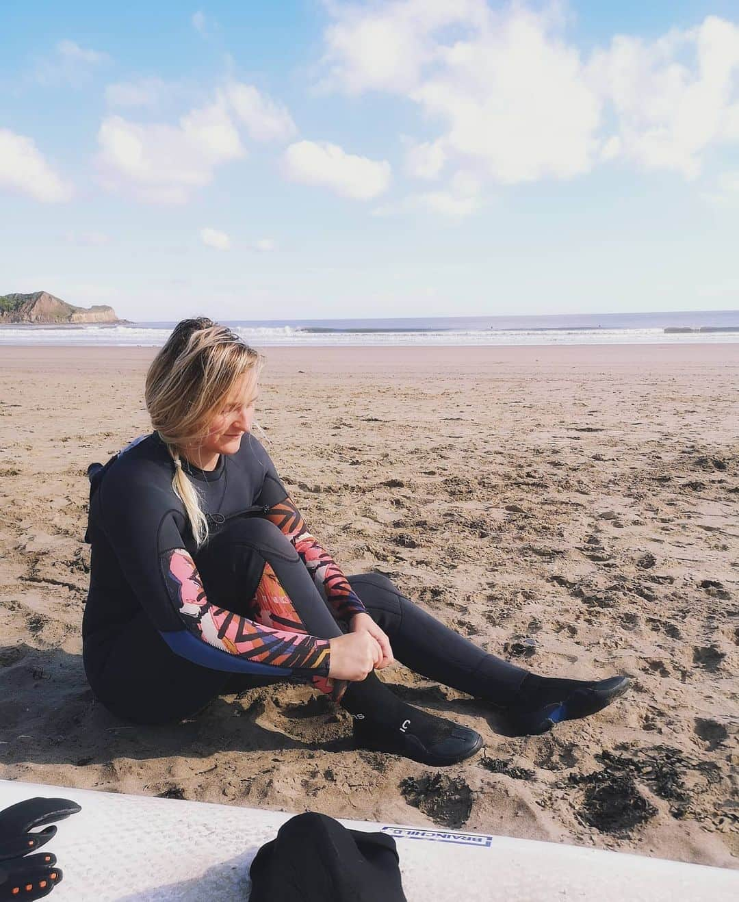 リア・クレインさんのインスタグラム写真 - (リア・クレインInstagram)「Sun, sea and surf 🌊 My happy place ☺️ Sometimes an anxious place. Also a frustrating, intriguing, educational, emotional place. This learning process is addictive to start from scratch at something and work my way up 🙌🏻 And yes I'm wearing gloves, boots and hood. Staying in the sea that long gets coooold! Especially the amount of time I spend underwater 😂🏄🏼‍♀️ #lplates 🤓」5月17日 2時53分 - leahcraneclimbing