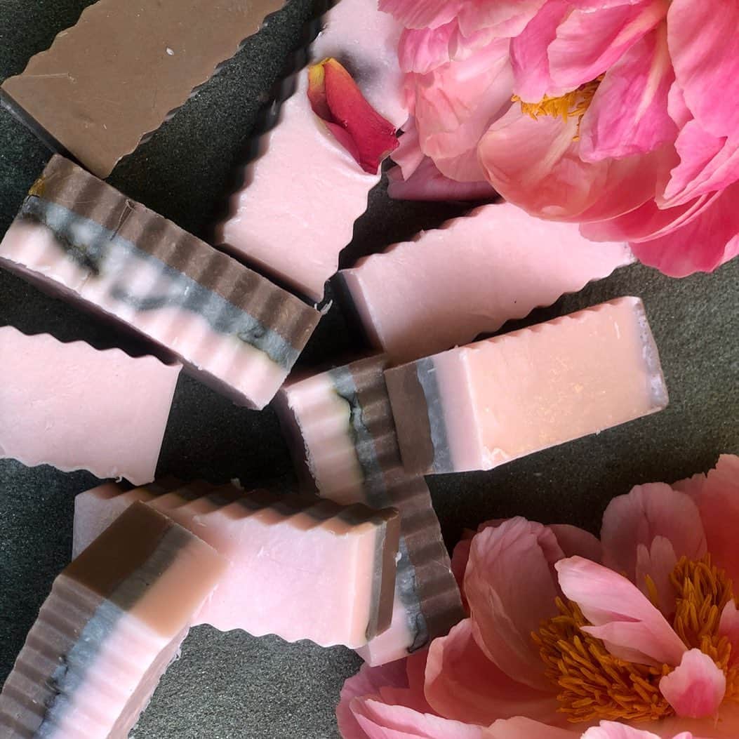 のインスタグラム：「#PEONY , #mint, #orange SOAP DELIGHTS! @zhenjijin and @_j.addy - had fun zooming soap making sessions with you! Now we need @coco.obrien to join!」