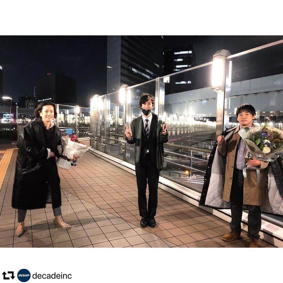 渡辺真起子さんのインスタグラム写真 - (渡辺真起子Instagram)「もう、遠い昔のようだ。 3月。 ソーシャルディスタンスをとってるね。  #repost @decadeinc ・・・ ‪【#渡辺真起子 #山本浩司 】‬﻿ ﻿ ‪#BSテレビ東京‬﻿ ‪出演ドラマ『#女ともだち』が‬﻿ ‪今夜5月16日(土) 深夜0時より放送🙌‬﻿ ﻿ ‪山本は、渡辺の職場の同僚役で出演🕊‬﻿ ﻿ ‪裕美子が15年間思い続ける﻿ 元恋人とのエピソードも注目！？👀﻿ ﻿ 脚本は、#狗飼恭子 が担当しております📖﻿ ﻿ 渡辺・山本そして吉川監督と﻿ クランクアップ時に3ショット✌️﻿ ﻿ おうち時間を笑顔に🏡﻿ 皆さま是非ご覧ください😆﻿ ﻿ #decadeinc﻿ ﻿ #柴門ふみ 原作﻿ #吉川鮎太 監督﻿ ﻿ #原沙知絵﻿ #磯山さやか﻿ #袴田吉彦﻿ #竹財輝之助﻿ #須賀健太﻿ #八十田勇一﻿ #アミーゴス﻿ #オフショット﻿ #吉川監督﻿ #クランクアップ﻿ ﻿ @watanabe_makiko  #新しい暮らし」5月17日 3時02分 - watanabe_makiko