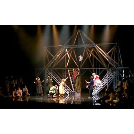 野田久美子さんのインスタグラム写真 - (野田久美子Instagram)「. ♡思い出TIME♡ . 2008 音楽座ミュージカル/Rカンパニー 『七つの人形の恋物語』 ★ジジ役★ . (あらすじ) 田舎町からやってきた、身寄りもなく生きる少女。彼女にはマレル・ギュイゼックという名前があるにもかかわらず、周囲からはムーシュ（蝿）というあだ名で呼ばれ、蔑まれていた。器量が良いわけでもなく、貧相な身体をしたムーシュは挫折の連続。結局、落ちぶれた場末のストリップ小屋からも追い出されてしまう。行くあてもなく、生きる気力を失い、川に身投げしようとするムーシュ。そのとき不意に、赤い髪の人形が彼女を呼び止めた。ムーシュの前に次々と現れる魅力的な人形たち。やがて彼女は死のうとしていたことも忘れ、人形たちとの会話に没頭していく。そんな様子を人形舞台の裏側でじっと見つめる男がいた。一座の座長で人形遣いのキャプテン・コック。ムーシュに不思議な魅力を見出したコックは、彼女を一座の仲間に入れることにするのだが…。 . 人形の扱い方の練習や動きなど、初演と言うこともあり、かなり練習したのを覚えています。 この作品は、心に響く、、と言うよりは、魂に響かせる、と言うイメージでした。 私が演じたジジという人形は、ワガママで怖がりな女の子。 原作と同じ表情に近づける為、眉毛の筋トレした記憶があります。 でも結局、人形役は眉毛を脱色してなくしてたな〜笑 思い出いっぱいの作品です。 初演に出演出来て光栄でした。 . . #野田久美子#女優#ホリプロ#ホリプロ・ブッキング・エージェンシー#ミュージカル#阿波踊り#徳島#出身#笑うことが好き#お家時間#音楽座ミュージカル#七つの人形の恋物語#ポールギャリコ#原作#actress#musical#follow#instagood# instagood」5月17日 3時04分 - noda_kumiko