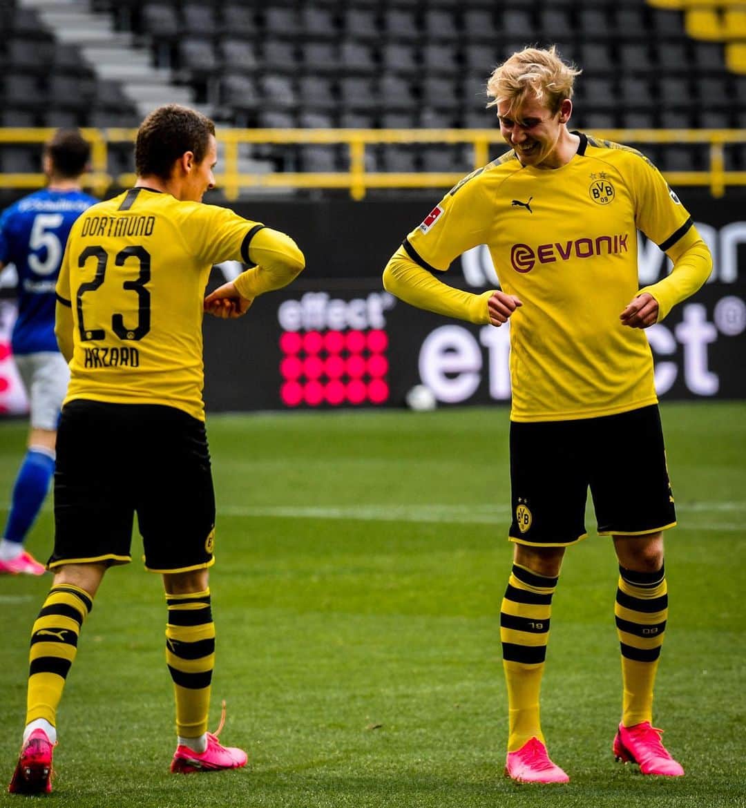 のインスタグラム：「Perfect way to restart ⚫️🟡 #derbysieger」