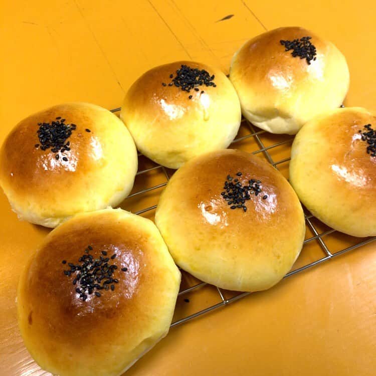 兵頭彰のインスタグラム：「本日はあんぱんをこしらえました🥯  材料（6個分） ・強力粉 　180g ・薄力粉 　90g ・砂糖 　25g ・塩 　3g ・ドライイースト　　3g ・たまご 　30g ・牛乳 　105g ・無塩バター 　30g ・こしあん 　240g ・ごま 　適量  1️⃣強力粉、薄力粉、砂糖、塩、ドライイーストをボウルに入れる。そこにたまごと牛乳を混ぜ人肌に温めたものを加えてひとまとまりになるまで混ぜる。  2️⃣台に移し表面が滑らかになるまで捏ね、バターを入れ、捏ね合わせる。  3️⃣生地にバターが馴染んだらボウルに移しひとまわり大きくなるまで1次発酵させる。  4️⃣ふくらんだ生地を手で軽く押してガス抜きをし、6等分にして布巾などをかけて15分休ませる。（この間にこしあんを6等分にする）  5️⃣休ませた生地を丸く伸ばし、こしあんを乗せて包む。包んだ閉じ目を下にして天板に並べる。  6️⃣温かいところでひとまわり大きくなるまで2次発酵させる。  7️⃣オーブンを180度に予熱し、その間にたまごを生地に塗りごまをのせる。  8️⃣180度のオーブンで15〜20分焼いて完成！  #bjw  #大日本プロレス #大日道場飯 #あんぱん #こしあん派」