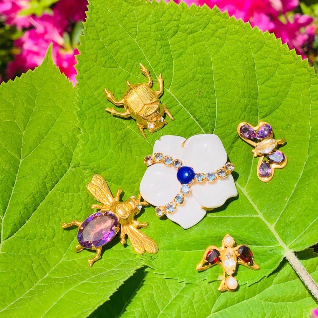 バウンキットさんのインスタグラム写真 - (バウンキットInstagram)「Nature, we could never be grateful enough !  #insectsjewelry #flowerearrings #bees #nature #convirtiblejewelry #handmade」5月17日 3時13分 - bounkitnyc