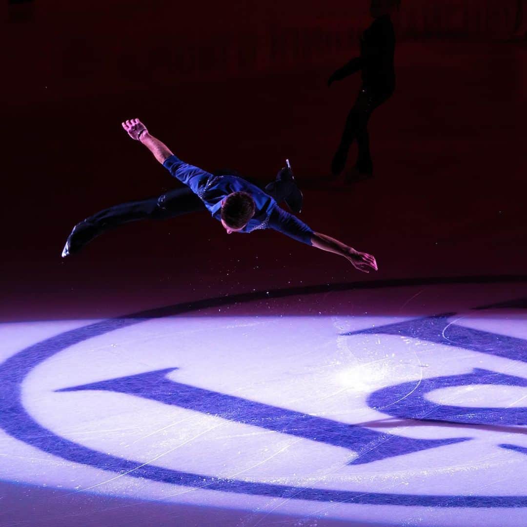 Phil Harrisのインスタグラム：「Ready to fly back onto the ice now please 🙌🏼🦋⛸ . . . #covid #covid19 #skating #figureskating #figureskater #iceskating #iceskater #icedance #flying #performance #flying #jacksonfamily #matrix #matrixblades #love #life」