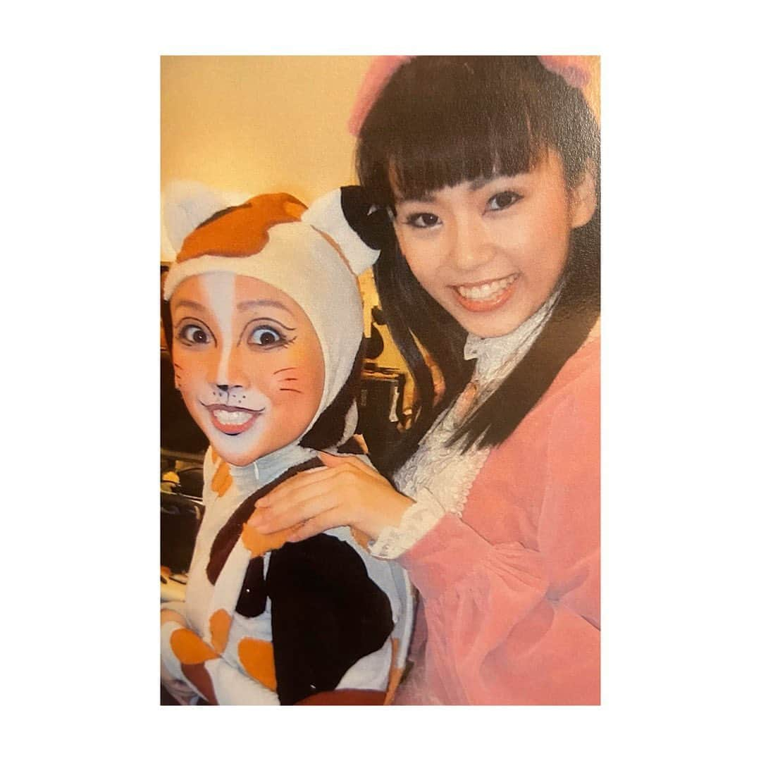 野田久美子さんのインスタグラム写真 - (野田久美子Instagram)「. ♡思い出TIME♡ . 音楽座ミュージカル/Rカンパニー 『アイ・ラブ・坊っちゃん』 ★夏目漱石の猫役★ .  夏目漱石が『坊っちゃん』を書いた11日間の物語。 とても懐かしいです。 私は全編、全身タイツのネコでした。 日常からあんなに猫を観察したのは後にも先にも無いと思います。笑 セリフも「にゃー」の一言のみ。 その場に存在すると言うことを実感出来た作品でした。 にゃ〜。 . .  #野田久美子#女優#ホリプロ#ホリプロ・ブッキング・エージェンシー#ミュージカル#阿波踊り#徳島#出身#笑うことが好き#お家時間#音楽座ミュージカル#夏目漱石#アイラブ坊っちゃん#actress#musical#follow#instagood# instagood」5月17日 3時29分 - noda_kumiko