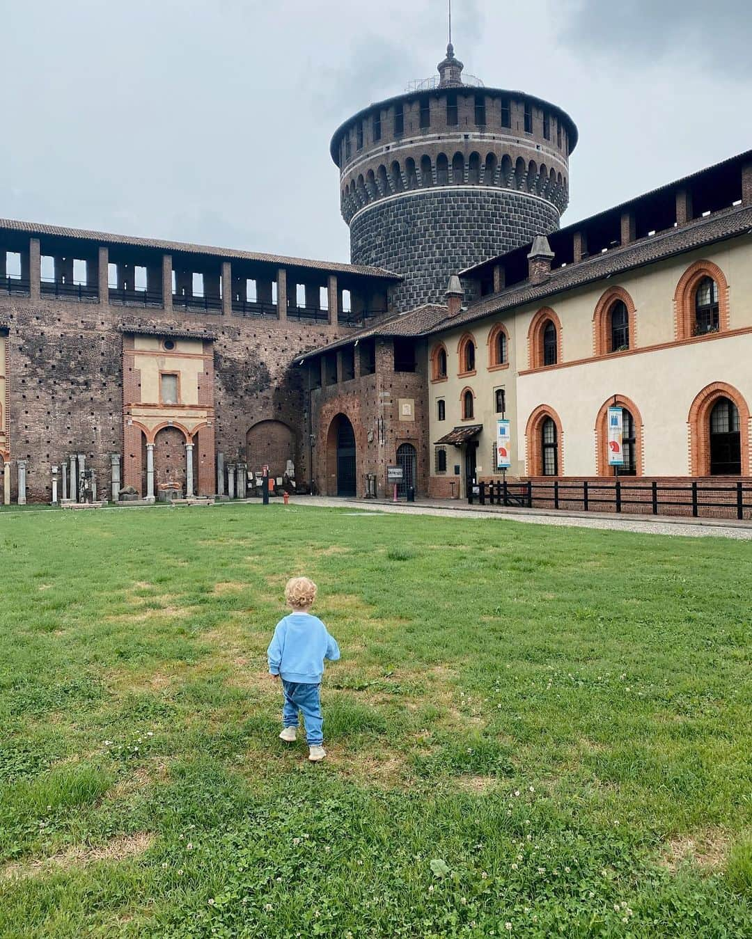 キアラ・フェラーニさんのインスタグラム写真 - (キアラ・フェラーニInstagram)「We went to the castle today 🏰 @fedez #TheFerragnez」5月17日 3時33分 - chiaraferragni