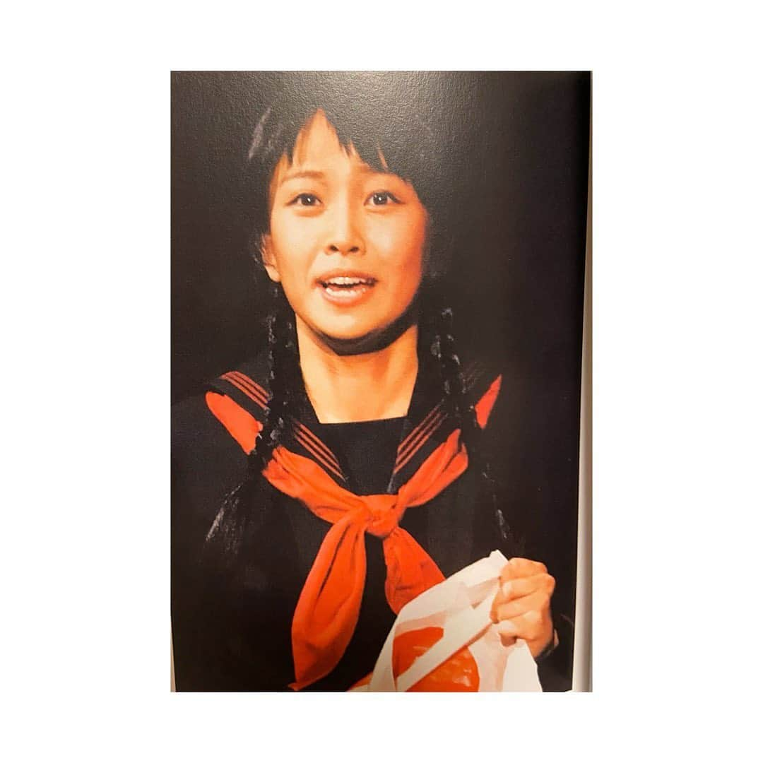 野田久美子さんのインスタグラム写真 - (野田久美子Instagram)「. ♡思い出TIME♡ . 2007 音楽座ミュージカル/Rカンパニー 『メトロに乗って』 ★貞子役★ . (あらすじ) 地下鉄ストアの小さな衣料品会社に勤める小沼真次は、一年中地下鉄に乗ってスーツケース片手に営業先をまわっている。真次の父は戦後の闇市から裸一貫で世界に冠たる企業を興した立志伝中の傑物・小沼佐吉。本来なら小沼グループの後継者となるはずの真次だが、独裁的な父に反発し、高校を卒業してすぐに家を飛び出した。今は妻子と母の五人家族。生活は決して楽ではない。そして会社の同僚・みち子との関係。真次の心は深い闇の中を彷徨っていた。ある夜、同窓会で悪酔いした真次は、地下鉄のホームで元教師の野平老人と再会。その日が三十年前に自殺した兄・昭一の命日であることを思い出す。真次の脳裏に去来する、様々な記憶の断片。苦しみに追い立てられるように階段を上がる真次の目に飛び込んできたのは、昭和39年の兄が死んだ日の風景だった。 .  直木賞作家・浅田次郎氏の名作小説をミュージカル化されたもの。 この作品はゲキシネとして、映画化もされました。 タイムスリップもののお話なので、若い頃からおばあちゃんまで演じさせて頂きました。 小道具の千人針を私が手作りしたり、当時の歴史をキャストのみんなで調べた時間もいい思い出です。 ♩私の〜大事な人も〜メトロに乗って行った〜 . . #野田久美子#女優#ホリプロ#ホリプロ・ブッキング・エージェンシー#ミュージカル#阿波踊り#徳島#出身#笑うことが好き#お家時間#音楽座ミュージカル#メトロに乗って#浅田次郎#原作#actress#musical#follow#instagood# instagood」5月17日 3時49分 - noda_kumiko