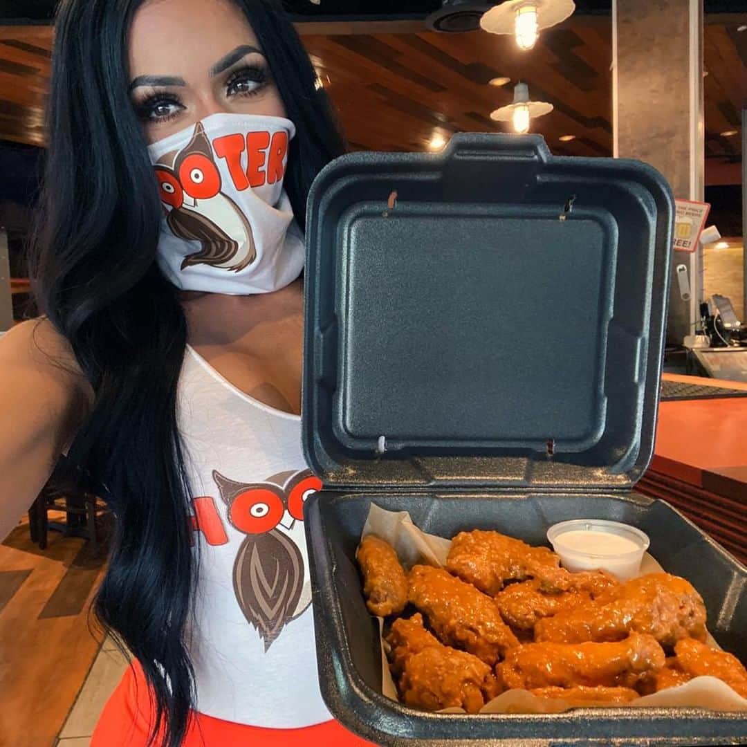 Hootersさんのインスタグラム写真 - (HootersInstagram)「Hot wings with a side of safety.」5月17日 4時00分 - hooters