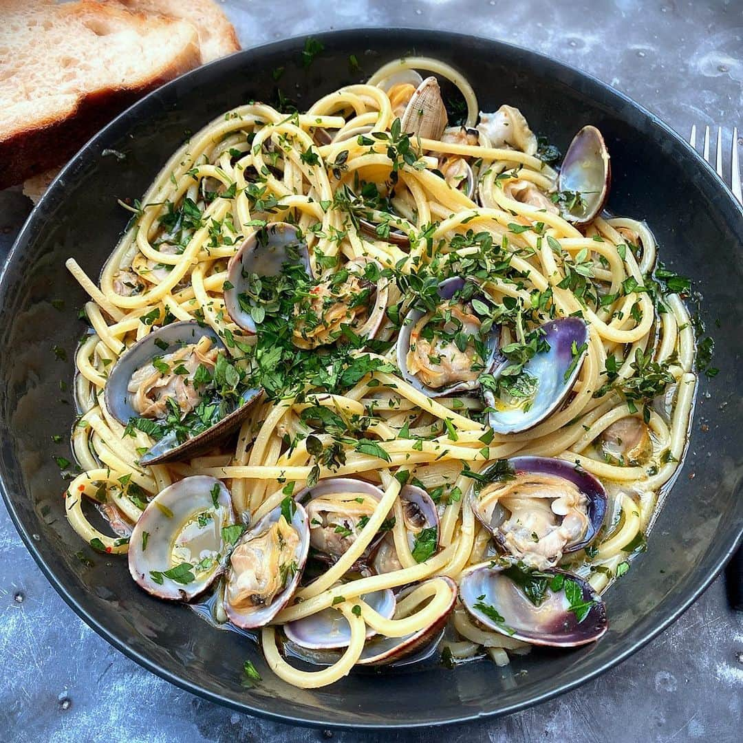 ナイジェラ・ローソンさんのインスタグラム写真 - (ナイジェラ・ローソンInstagram)「Saturday treat: spaghetti with clams (am out of linguine, but this is fabulous as it is). Thank you most wonderful @rex.goldsmith for keeping me in fish and seafood!  To get the recipe, click on link in bio.  To clarify, proceed as follows: tap on my name, which will take you to a page that has a link on it that says www.nigella.com/instagram. When you click on this link, it will take you to a page of photographs: click on the picture of the recipe in question!」5月17日 4時07分 - nigellalawson