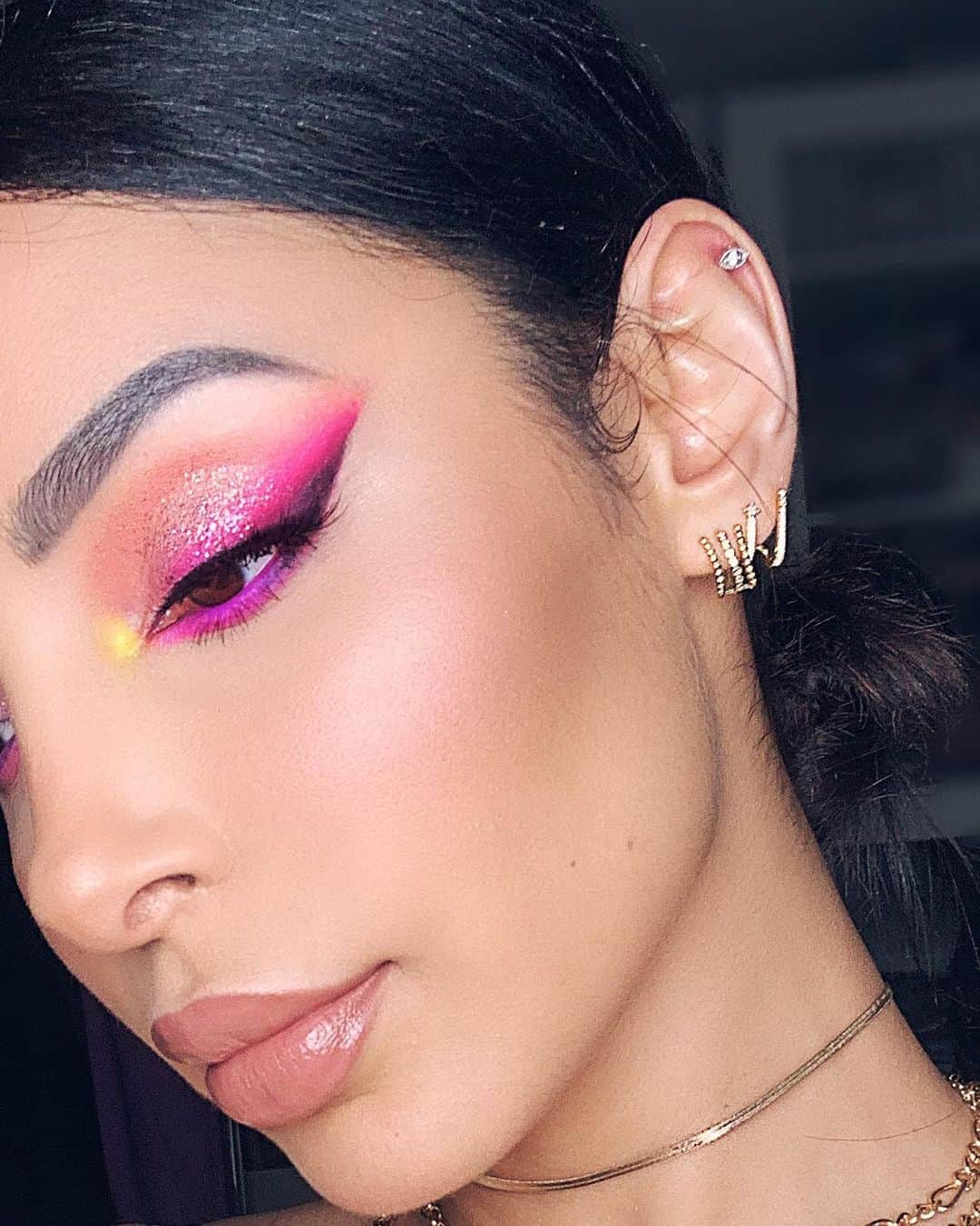 sananasのインスタグラム：「Norvina vibes 🍬Hier je vous ai filmé ce look avec la nouvelle palette 🎨 Norvina Vol.4 d’ @anastasiabeverlyhills et je dois bien avouer être fan 🥰Vous avez été nombreux à me demander un tuto pour l’Aid donc je me suis dit pourquoi pas le faire avec cette palette ! Il sera en ligne mercredi sur ma chaîne Youtube ! Et promis il n’est pas difficile à faire 😜 PS : Mon piercing a l’air d’aller mieux grâce à tous vos conseils alors merci ! J’ai presque envie de pleurer tellement je suis émue 😂」