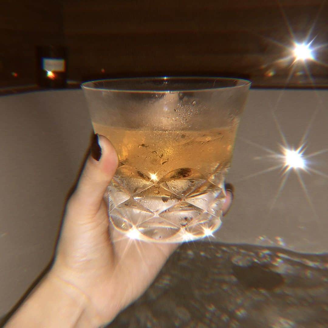 のインスタグラム：「. お風呂に入ってる時間が1番好き🛁🌌❤︎ 色々考えたい時とか悩んでる時は 一生お風呂入って考える💭 リフレッシュのためにミストサウナ浴してるっ‼︎ それよりも #baccarat のタンブラーが ほんと可愛くて…可愛くて…🥺💎((集めたいっ‼)) あ、キャンドルきれたから買わなきゃ🕯 GN🌙！ . #bathtime #バカラ」