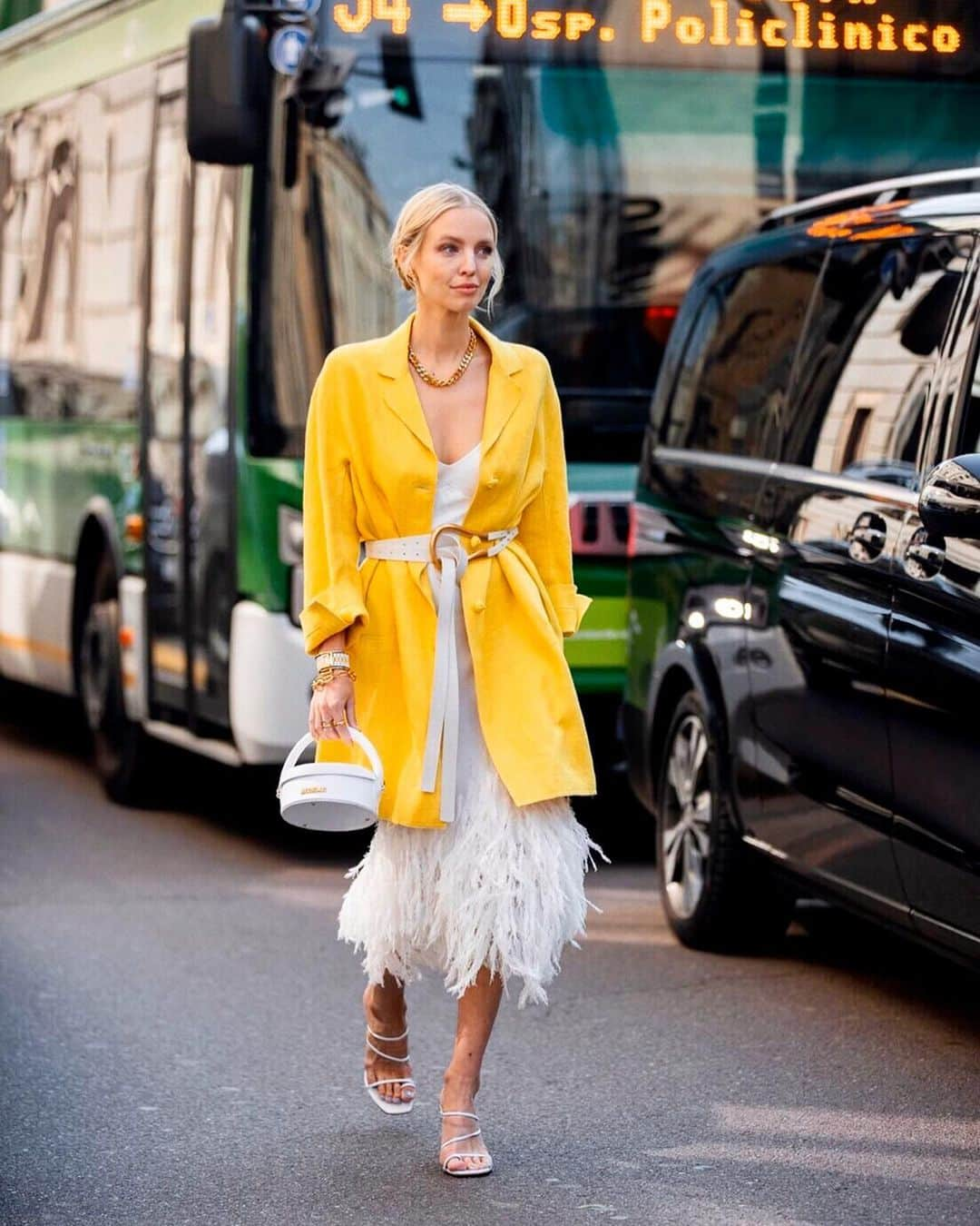 レオニー・ハンネさんのインスタグラム写真 - (レオニー・ハンネInstagram)「In the mood for happy yellow vibes - and feathers (it’s weekend!) 💛 Anzeige/Tags」5月17日 4時23分 - leoniehanne