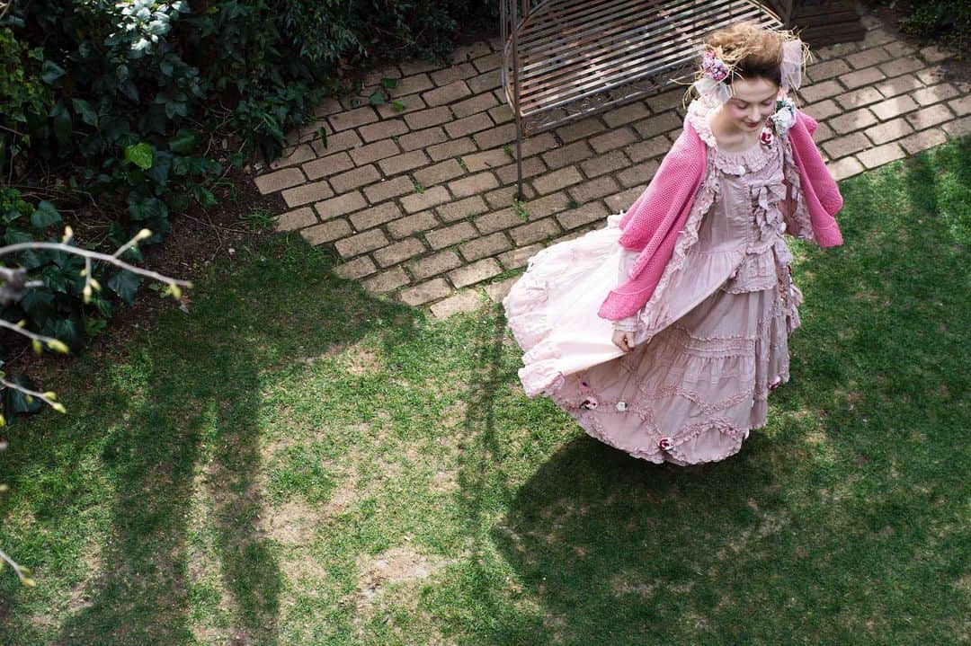 のインスタグラム：「自粛前に撮影して、自粛中に編集やらレタッチやらデザインやらほとんどリモートでやっていたPINK HOUSEのカタログが完成。およそ2年制作に関わらせていただいていますが、今の状況下での完成は感慨深い。 @pinkhouse_press #pinkhouse #hair @hmaraitakeo #makeup @kohi_ando #model #mariana @image_models #photography #creativedirection @torukitahara #かわいい」