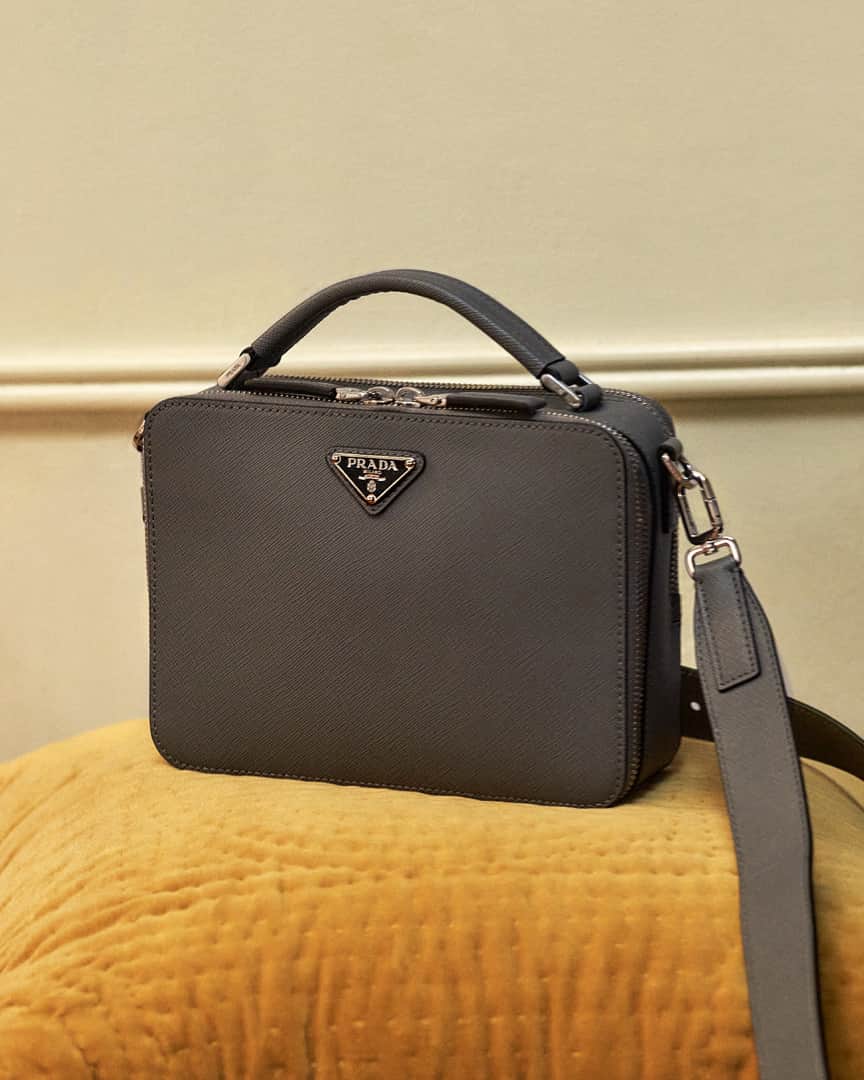 プラダさんのインスタグラム写真 - (プラダInstagram)「Carry on: the #PradaBrique in signature black Saffiano leather.⠀ Discover more via link in bio.⠀ #PradaSS20⠀ #Prada」5月17日 5時20分 - prada