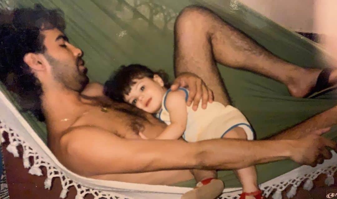ステファニー・ブリットのインスタグラム：「Hj não é dia de #tbt, mas a saudade não tem dia pra chegar avassaladora! Penso no meu pai todos os dias, e qdo descobri q estava grávida foi inevitável não imaginar meu pai todo babão, emocionado sabendo q seria vovô! Eu sei, eu sinto q ele sabe e mais do que isso, sei q tem mto dele nesse bebezinho que está vindo! Meus pais se separaram quando eu era beeem pequena e mesmo as vezes longe, ele sempre esteve tão presente! Ele não era pai de dar presentes, era pai de me ensinar a andar de skate, de carrinho de rolimã, de esmagar o meu feijão no prato, de me ensinar a subir na árvore, me mostrou que o maior presente era estar presente! Me mostrou e ensinou o lado mais simples da vida, e o mais importante! Só peço sabedoria de saber passar esses valores pra esse baby! Eu choro e nem sempre é de tristeza, é de gratidao! Posso dizer que tive a infância mais simples ao lado dele e não trocaria um único segundo por nenhum presente desse mundo! As vezes o choro tb é de tristeza sim, daria tudo pra ele poder conviver com esse netinho que ele tanto pedia! “Filhá, e o nenê vem quando?” Ele veio pai, e vc não está aqui fisicamente pra viver esse momento, mas eu sei que espiritualmente estamos todos juntos!!! Choro de imaginar vc de um lugar lindo vendo minha barriga crescendo, minha familia se formando e sua pretinha virando mamãe!!!! ❤️」