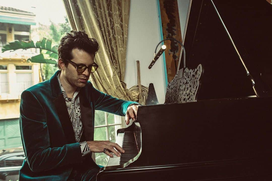 メイヤー・ホーソーンのインスタグラム：「Less gramming, more jamming.」