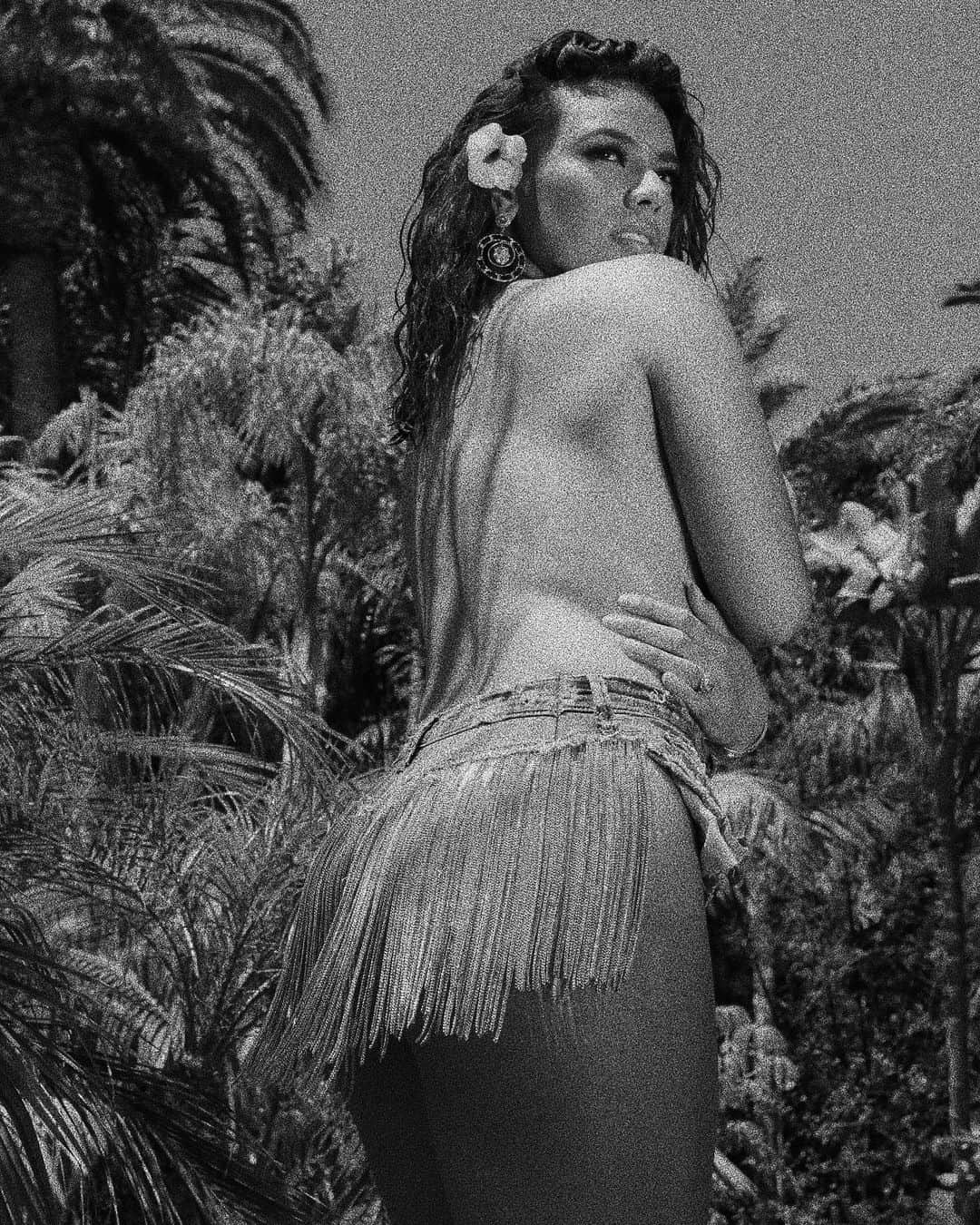 ダイナ・ジェーン・ハンセンのインスタグラム：「if I could go back, I wouldn’t wanna change a thing 🌺」