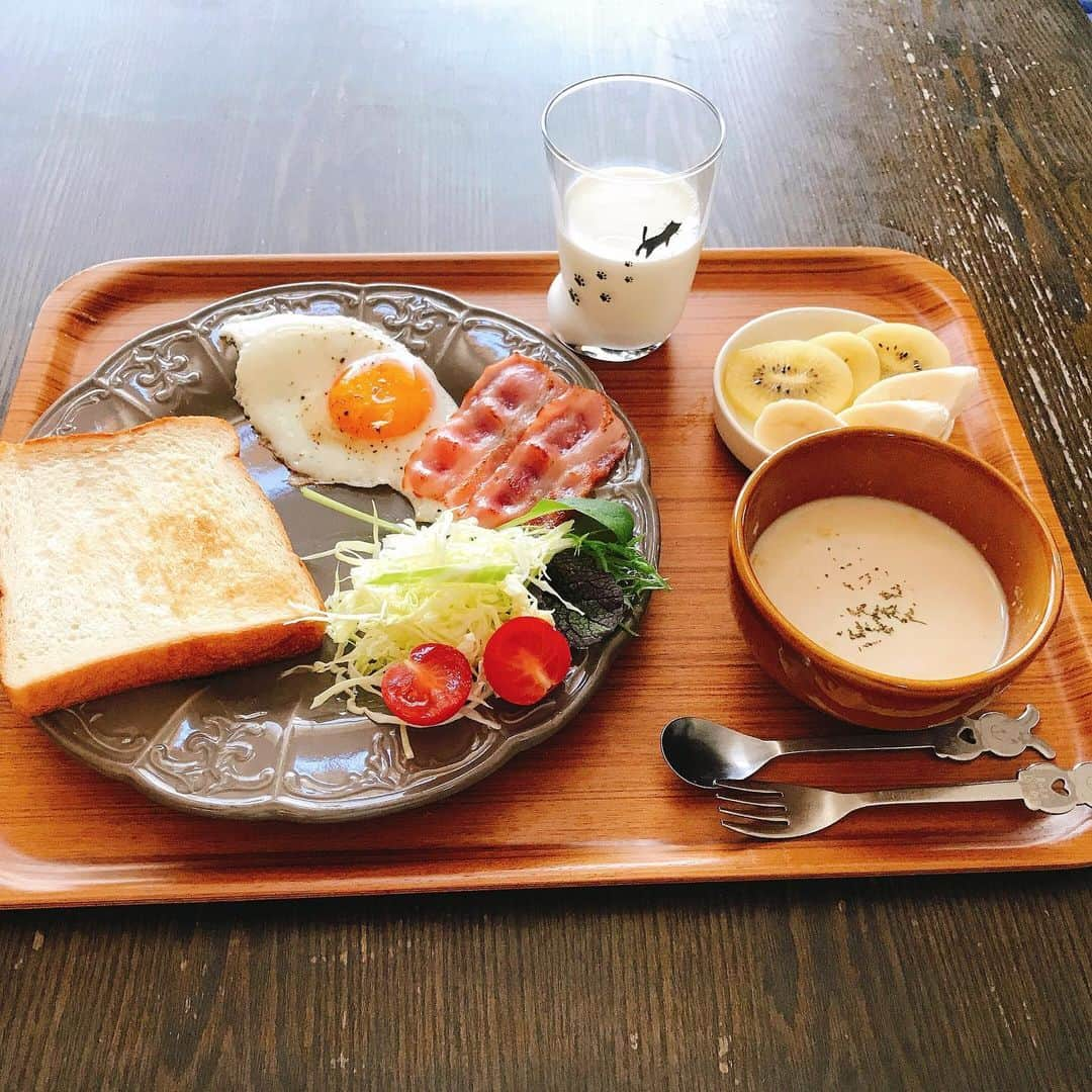 太田雫さんのインスタグラム写真 - (太田雫Instagram)「今日の朝ごはん🥣 ・食パン🍞 ・サラダ🥗 ・目玉焼き🍳 ・ベーコン🥓 ・果物🥝🍌 ・牛乳🥛 ・コーンスープ🌽🥣 でした✨ ・ ・ 食パンは、昨日と同じだけど、今日は焼いてみたよ！ ・ この食パンは焼いても、焼かなくても美味しかった😋  #ニコラ#太田雫 #朝ごはん#食パン#サラダ#目玉焼き#ベーコン#果物#牛乳#コーンスープ #enjoyhome」5月17日 16時37分 - _shizukuota