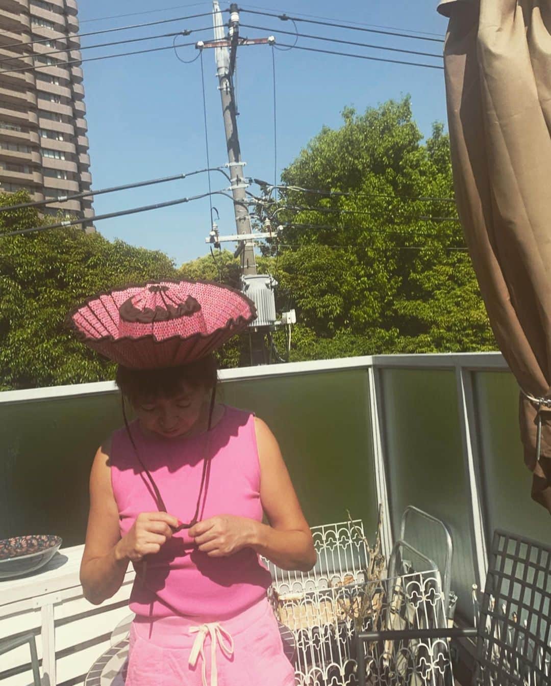 安西こずえさんのインスタグラム写真 - (安西こずえInstagram)「今日もめっちゃ暑いね😵 @lornamurray_  の帽子は @mikomori_official  で、来週23日発売だよ👒♥️ #ベランダコーデ」5月17日 16時39分 - cozcozrin