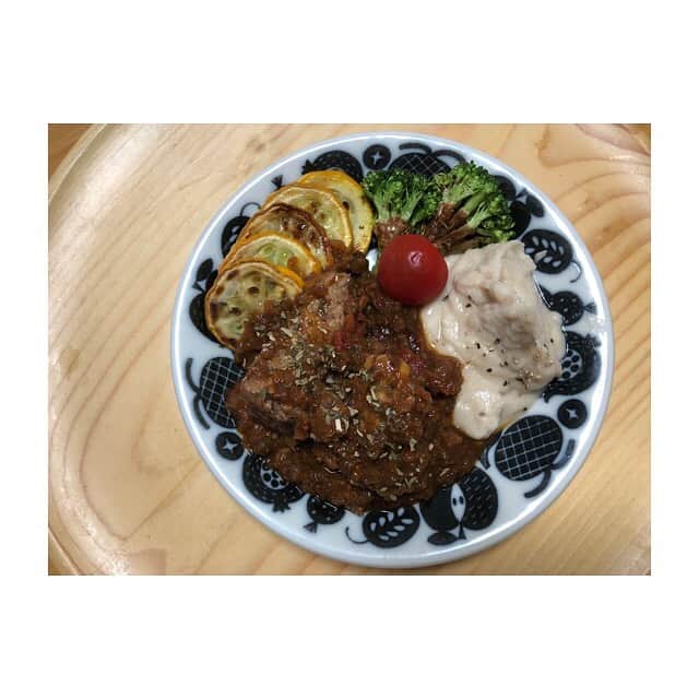 みのり(26)＠東京 ダイエットのインスタグラム：「🍖昨日の夜ご飯 . 牛頰肉のトマト赤ワイン煮込み ガーリックフランス おからポテトサラダ 焼き野菜 . . . 一晩寝かせたワイン煮込みは めちゃめちゃ美味しいな〜 . そして食べすぎていることに気付く🥶 おぼんがきたない... . #stayhome #おうち時間 . #ダイエット #diet #ダイエット日記 #ダイエット記録  #instadiet #ダイエット仲間募集 #ダイエッター #公開ダイエット #dinner #夜ご飯 #夕食 #夜ごはん #低糖質 #糖質制限 #食べて痩せる #女子力 #脂肪燃焼 #ヘルシー生活 #コロナに負けるな #covid_19 #外出自粛中の過ごし方 #何もしないをする #ワイン煮込み #圧力鍋 #無水鍋 #バーミキュラ」